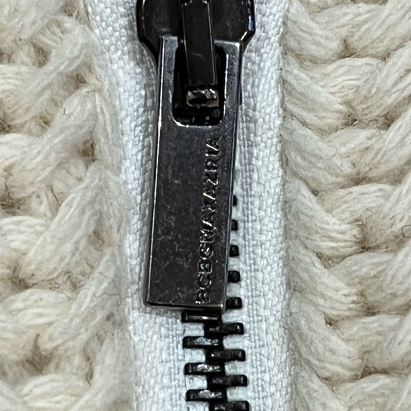 BCBG Maxazria Zipper Scarf 100% merino wool. It measures 26 inches long. - Picture 6 of 6